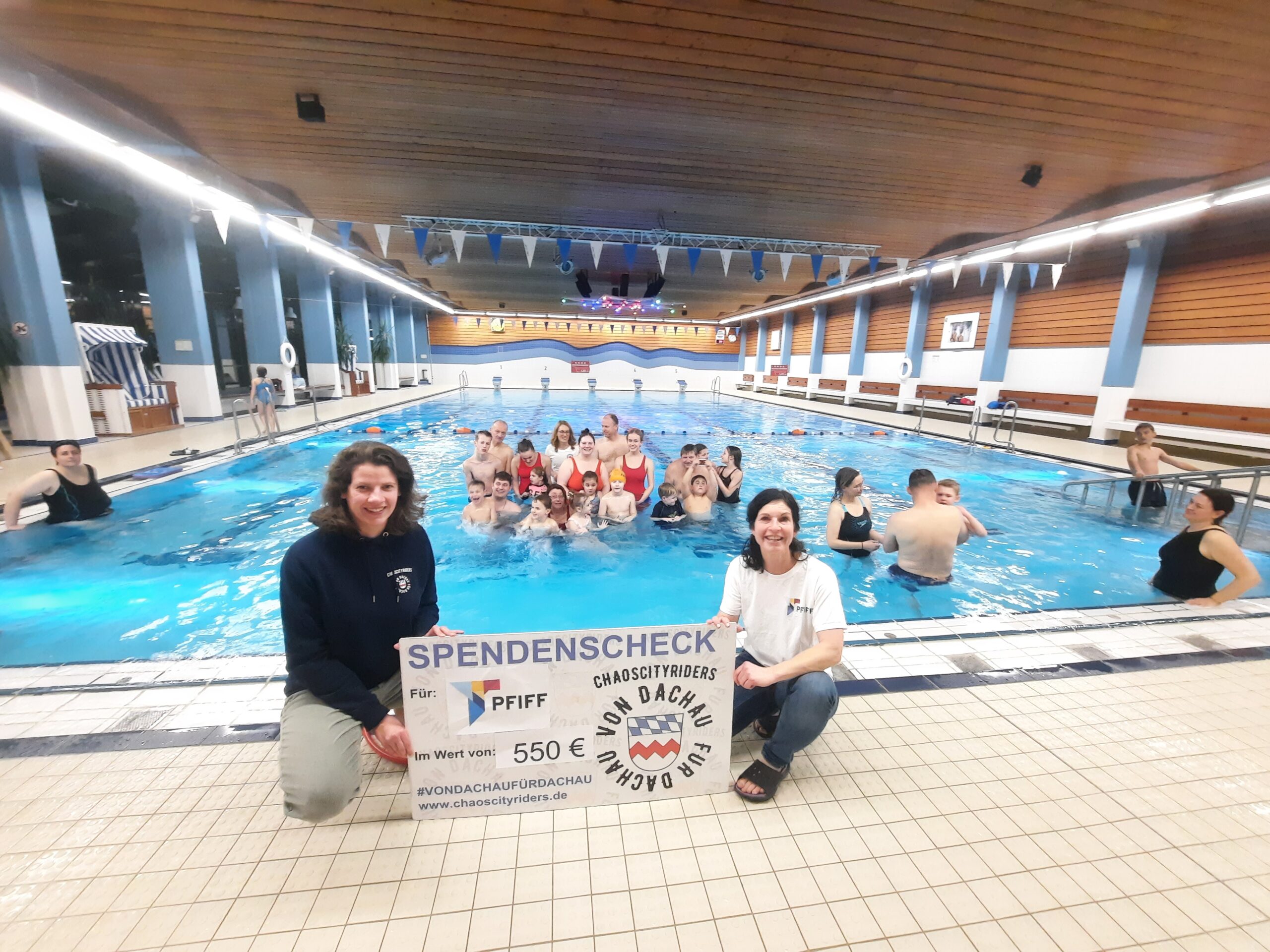 Schwimmen lernen dank Entenpower – Dachau zeigt, was Zusammenhalt bewirken kann