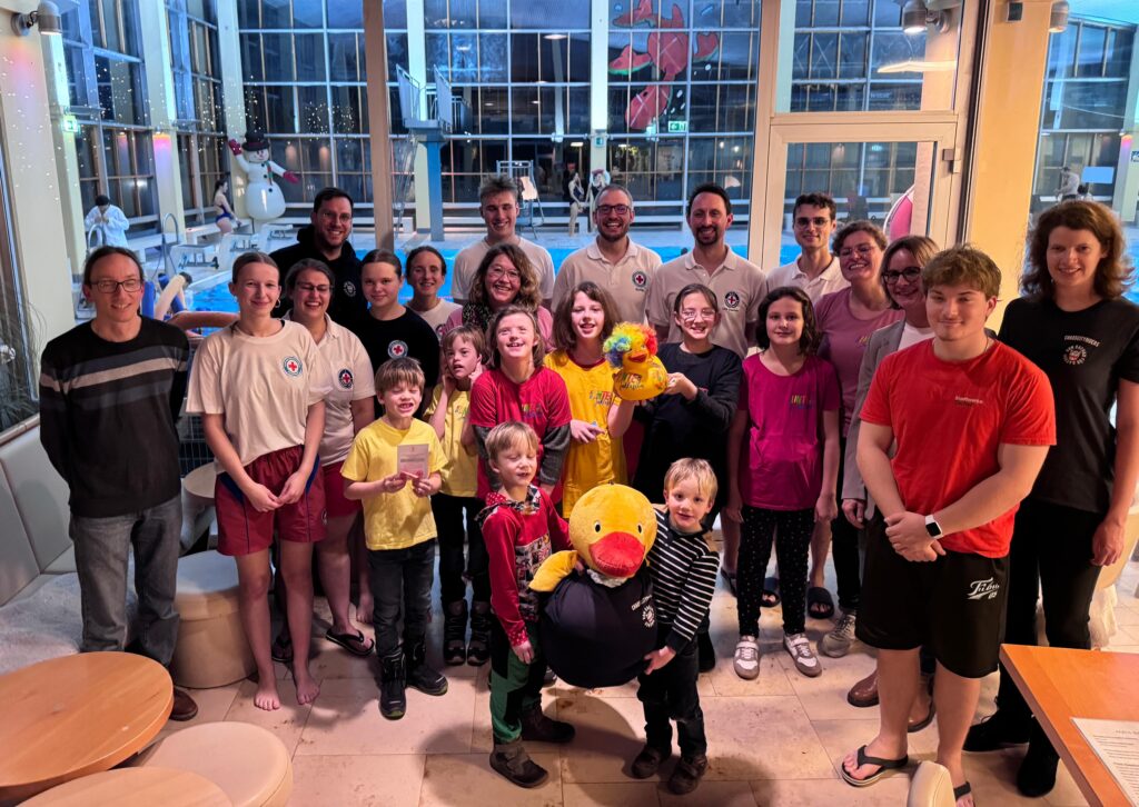 Gruppenbild vor dem Schwimmbad